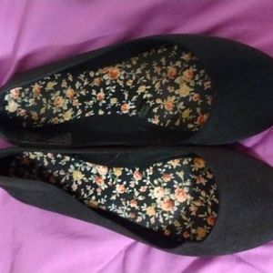 Black flats with flower print inside size 7 1/2